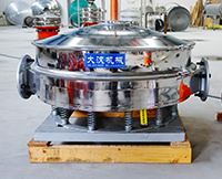 直排篩可分為單雙振動源兩種，但其電機(jī)是懸掛在振動篩框的外側(cè)，振動理相對比較大。
